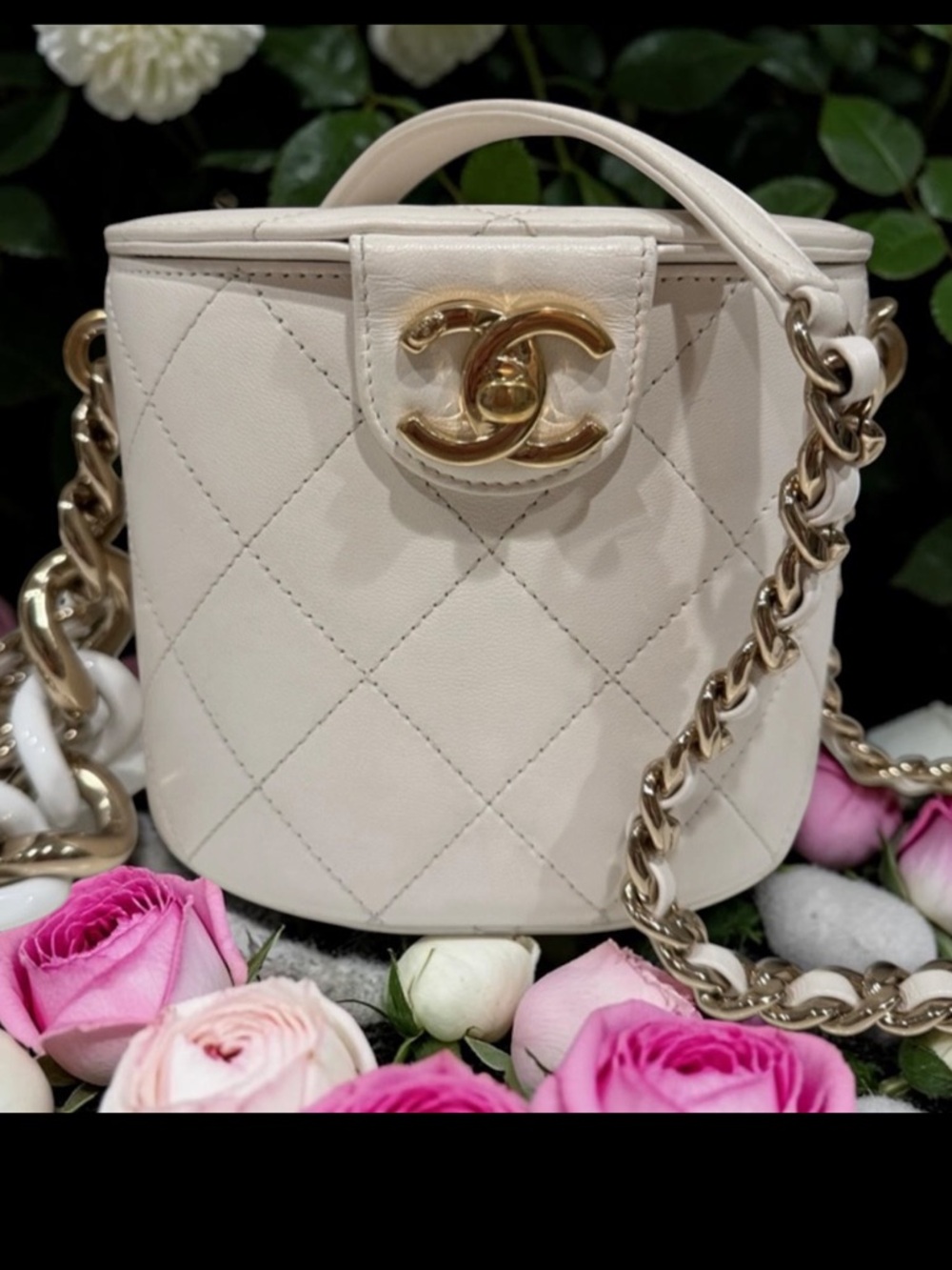 Chanel vintage lambskin, vanity case round bucket style with cc Turlock & chain - Picture 16 of 16
